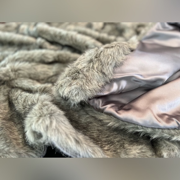 Shawl gray faux fur with satin lining - Picture 2 of 3